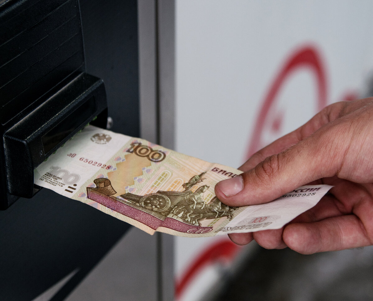 Некоторые банкоматы перестали принимать купюры в рублей - Ведомости