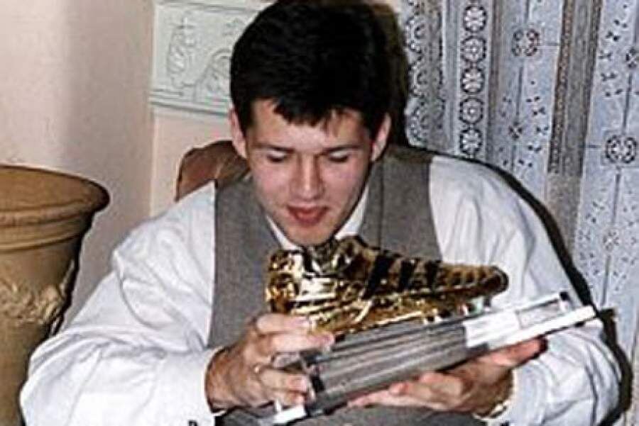 Олег Саленко держит в руках "Золотую бутсу". yaplakal.com