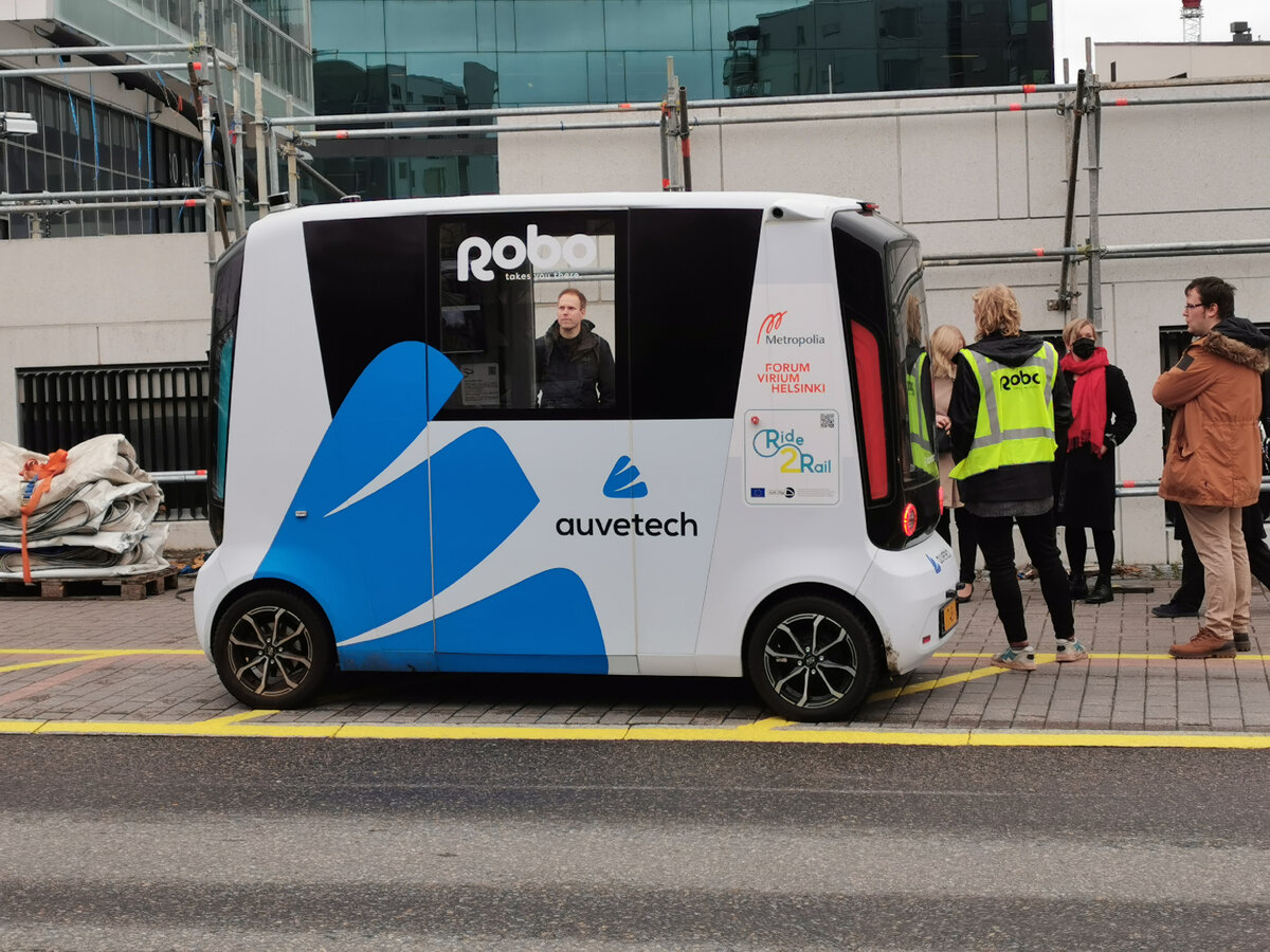 Беспилотный автобус Robo в Хельсинки - посадка пассажиров на остановке