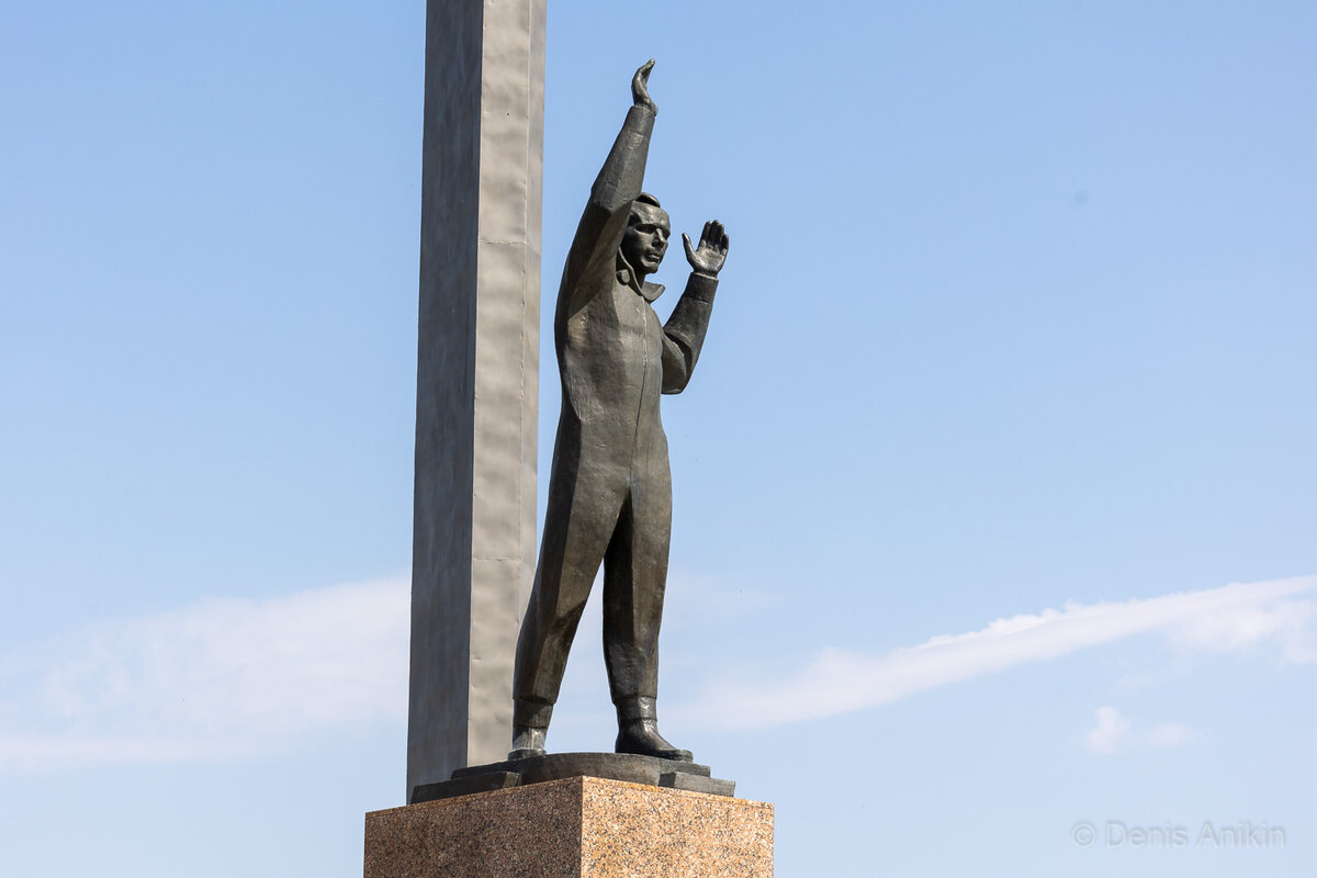 Памятник гагарину в оренбурге фото Памятник Гагарину в Оренбурге. Показался мне странным Денис Аникин Дзен