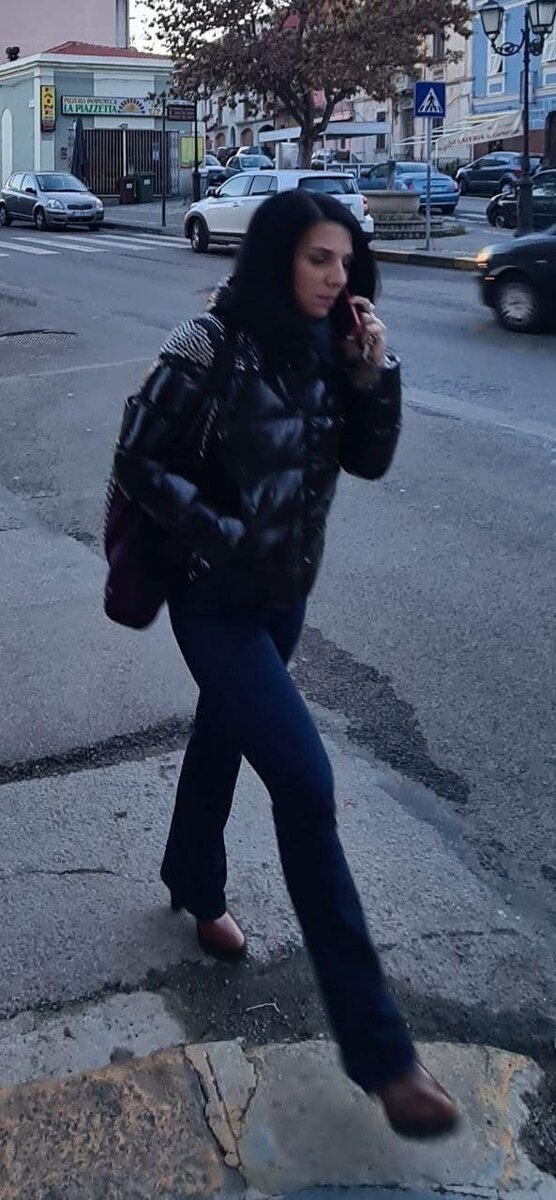 Фотографии сделаны Светланой на Сардинии, просто на улицах города. Действительно, бросается в глаза обилие черного и обтягивающего. Листайте галерею.