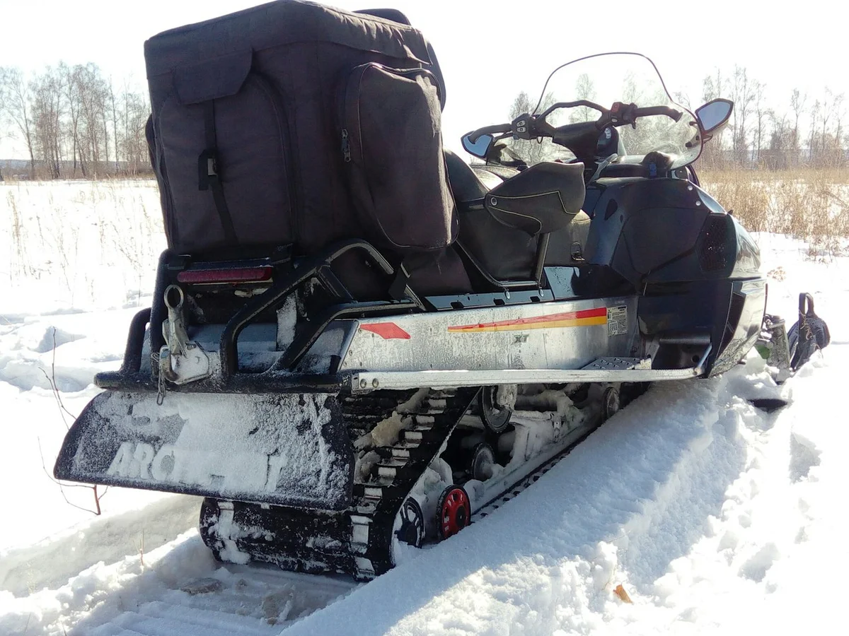 Так выглядит Cadillac на снегу. Монументальный сноумобиль. Источник фото - https://auto.ru/snowmobile/used/sale/arctic_cat/bearcat/2687583-427cf604/