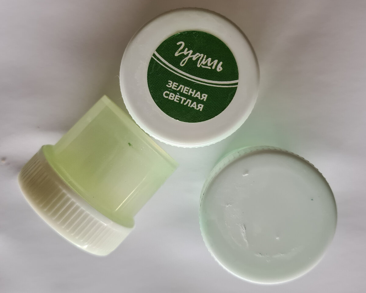 Одинаковые небольшие баночки с пластиковыми крышками, чтобы можно было проделать небольшое отверстие. 