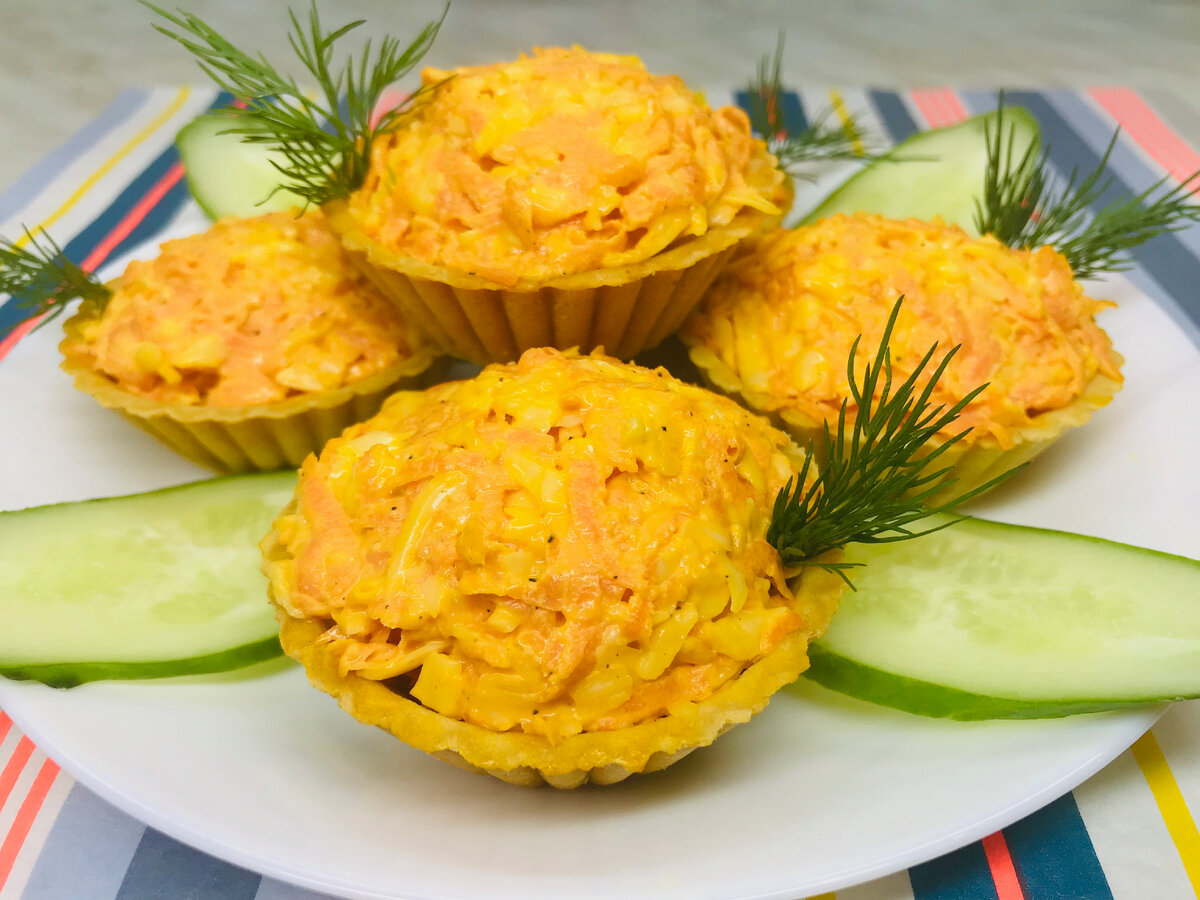 Корзинки с фаршем, сыром и овощами