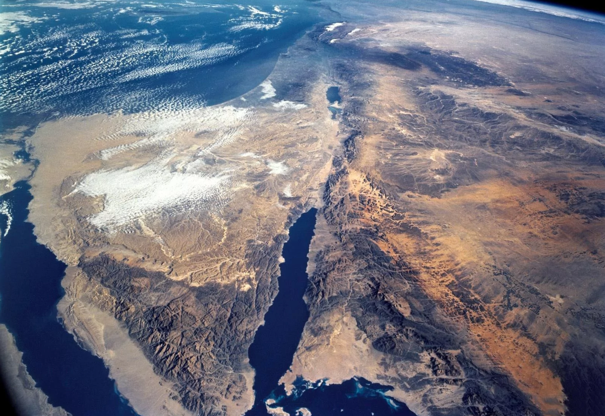 Вид на синайский полуостров из космоса. Самое темное его место — гора Синай.