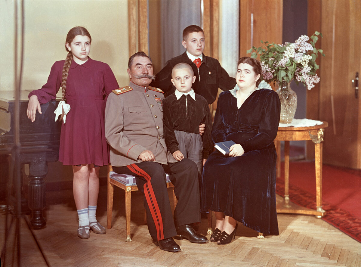 Семен Михайлович Буденный с женой Марией Васильевной и детьми 