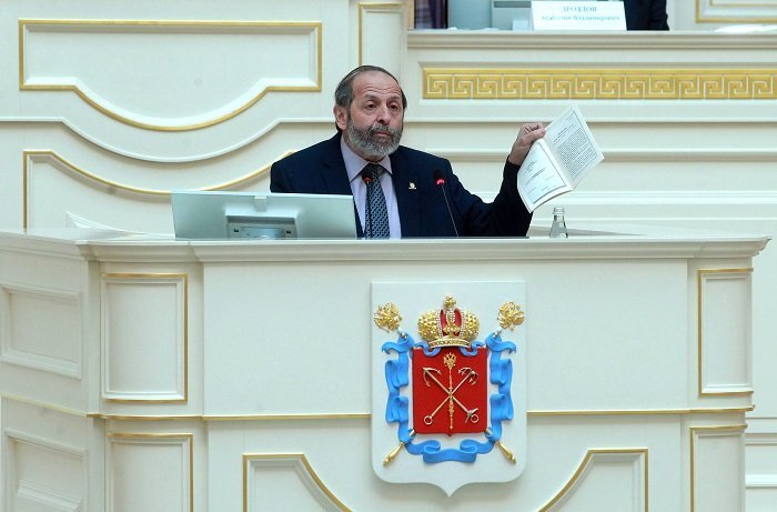 Борис Вишневский на трибуне ЗакСобрания. Фото пресс-службы ЗС СПб  