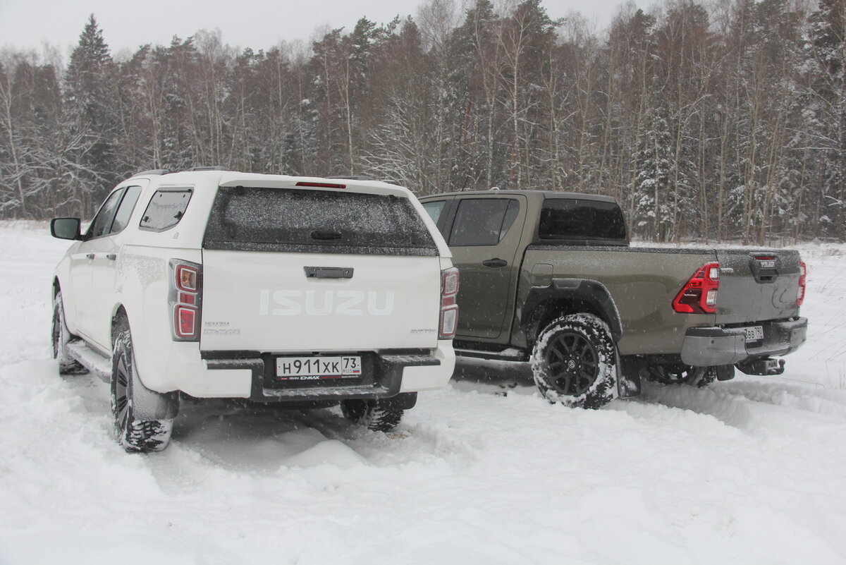 Разумеется, у Toyota Hilux тоже можно поставить крышу на грузовую платформу, но на наш тест это не повлияет, вопрос денег.