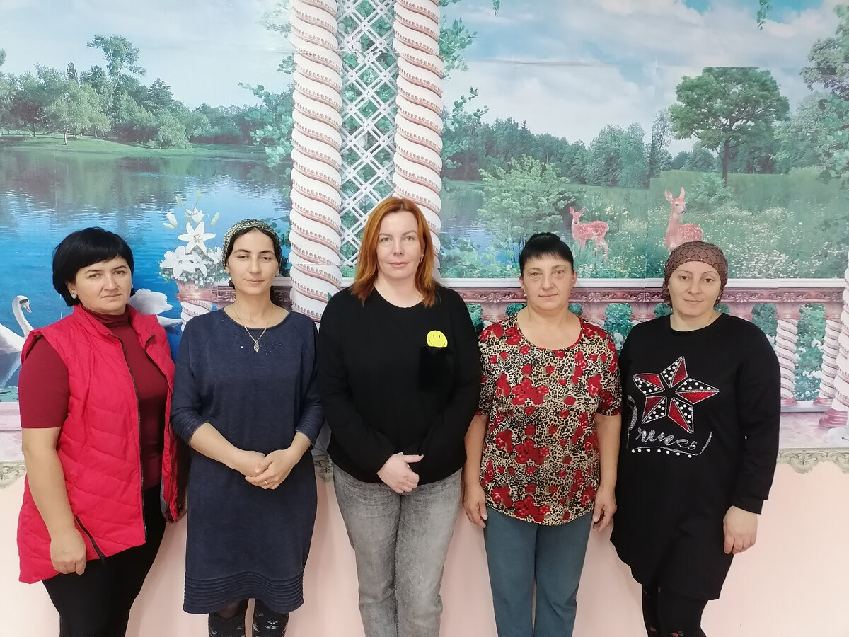 Дружный интернациональный коллектив местной школы