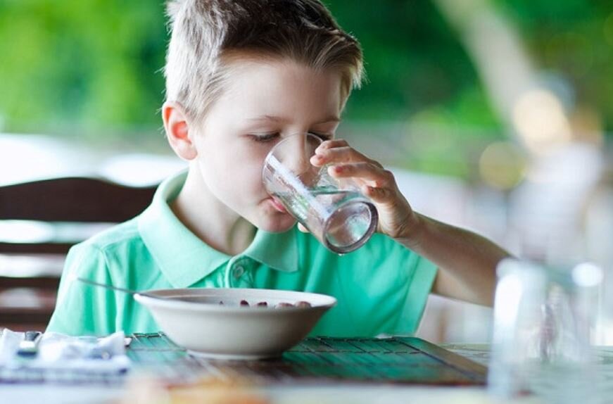 Почему пьют воду во время еды. Еда и питье. Люди пьют воду за обедом. Питание и питье. Человек пьет воду.