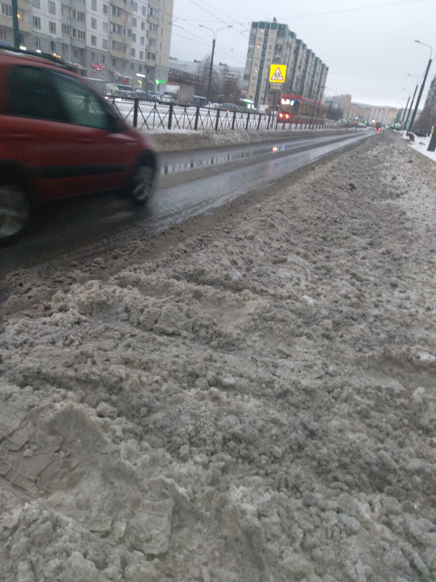 по нынешним меркам это ещё чисто, просто правая полоса завалена снегом и припарковаться возможности нету