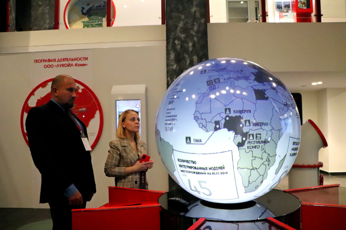  Побывать в Усинске и не посетить Музей истории нефтегазовой промышленности Тимано-Печоры? Разве это возможно, особенно если ты нефтяник. Именно так я и подумала, и благодаря коллегам усинского обособленного подразделения ООО «НИПИ нефти и газа УГТУ» я побывала на познавательной и в чём-то фантастической экскурсии, которую для нас провел начальник музея Никита Лясковский.
Уникальное учреждение расположилось в ТПП «ЛУКОЙЛ-Усинскнефтегаз». С первых шагов испытала некий культурологической шок. Об этом музее я ничего толком не читала, знала только, что это одна из достопримечательностей Усинска. Оказалось, у меня весьма старинные представления о таких заведениях, я ожидала увидеть скучные ряды витрин с экспонатами, старыми книгами и флагами советской поры.