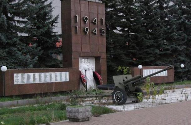 Мемориал завод. Памятник серп и молот в Лефортово. Мемориал воинам завода серп и молот. Серп и молот завод в Москве памятник ВОВ. Памятник работникам завода серп и молот.