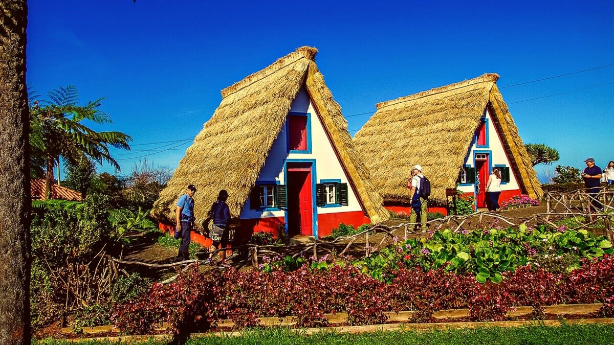 Дом из соломы и с соломенной крышей. 