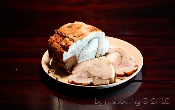 Рулет из свинины в луковой шелухе.