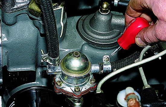 Ослабляем хомут и убираем шланг.