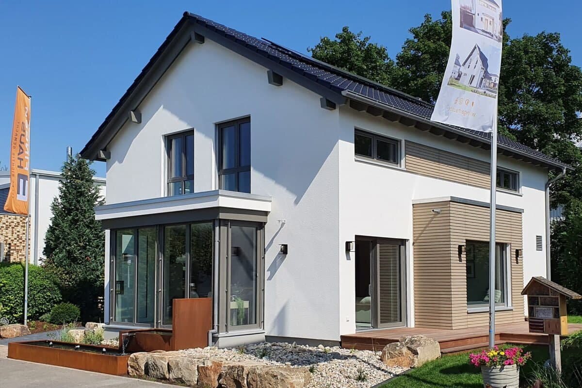 Готовый дом с выставки в Германии. Свиду простой, но в нём уже есть очень дорогие решения.