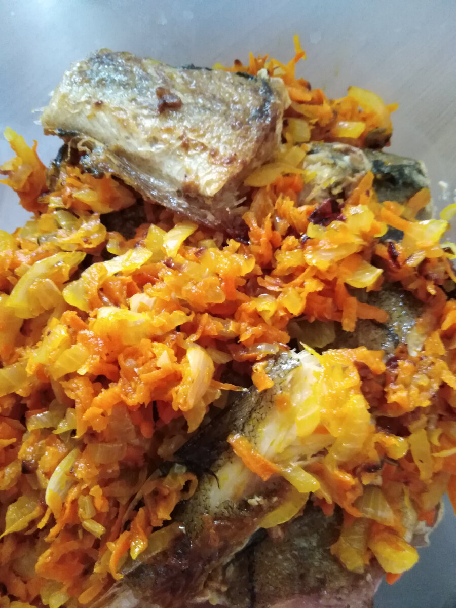 Столько было рыбы красивой, а хочется именно минтая . А он лежит весь корявый мелкий. Что сделаешь если душа просит.