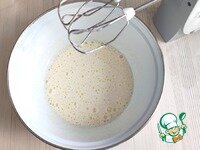     В миску добавить яйцо (1 шт.) и сахар (50 гр.). Взбить смесь до бела и полного растворения сахара. В отдельной миске соединить все сухие ингредиенты: муку (270 гр.), разрыхлитель (1ч. ложка), ванилин (1/3 ч. ложки). Сухие ингредиенты перемешать.