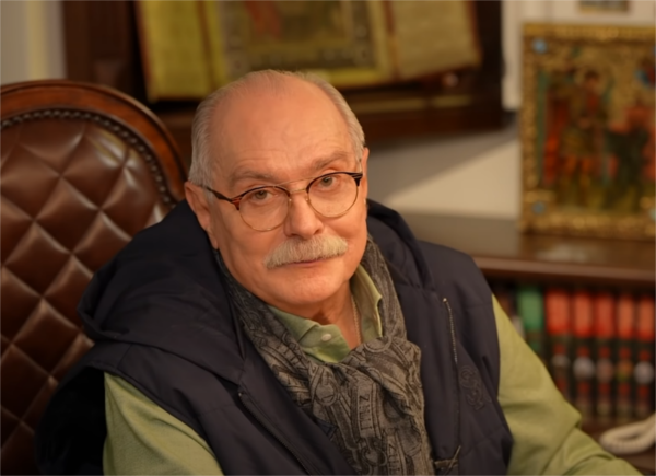 Михалков ведет программу. Михалков Бесогон. Никита Михалков 2023 Бесогон. Михалков Бесогон Экстренный выпуск. Бесогон Михалкова последний выпуск 2022