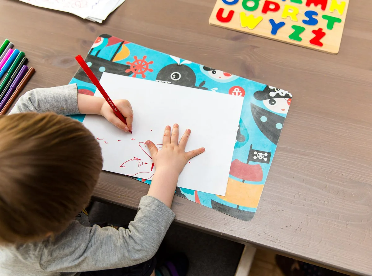 A child's drawing. Ребенок Левша. Ребенок Левша в школе. Леворукость у детей. Рисование леворукого ребенка.