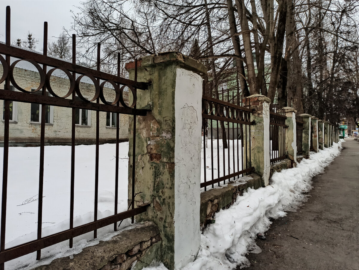 Фото автора. Ограда СЭС, она зеленая, даже если этого и не видно