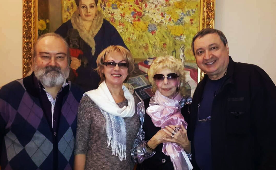 Слева направо: Петр Гиссен (художник постановщик, сценограф), Елена Гришкова (педагог-репетитор государственного академического ансамбля "Берёзка" им. Н.С. Надеждиной), Мира Кольцова (художественный руководитель и главный балетмейстер Государственного академического хореографического ансамбля «Берёзка» имени Н. С. Надеждиной), Владимир Мукусев (журналист)