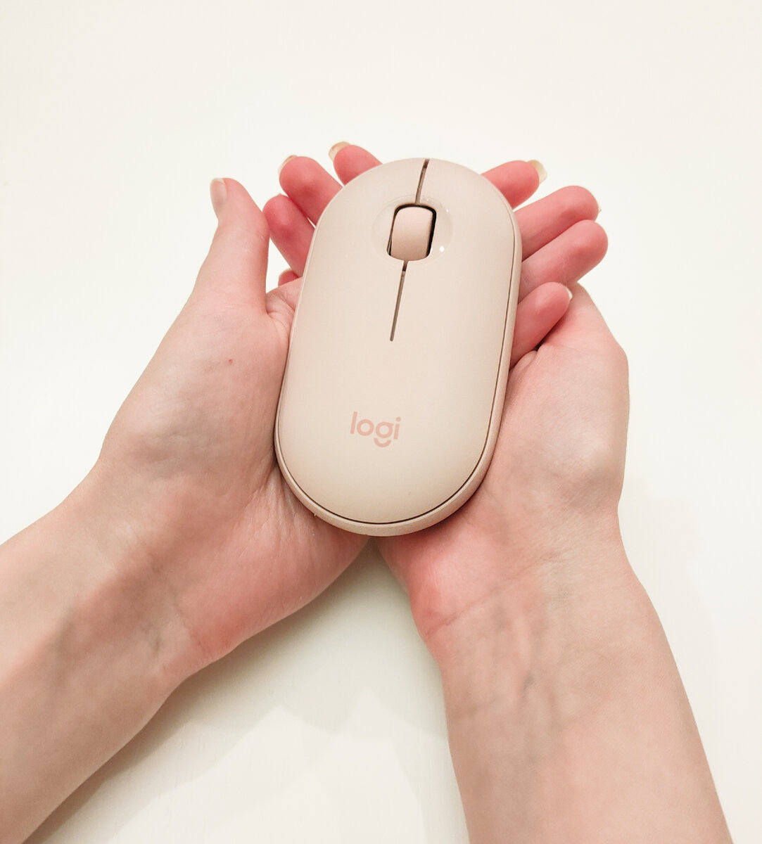 Компактная, заточенная под женскую маленькую ручку мышка (руки для масштаба) 