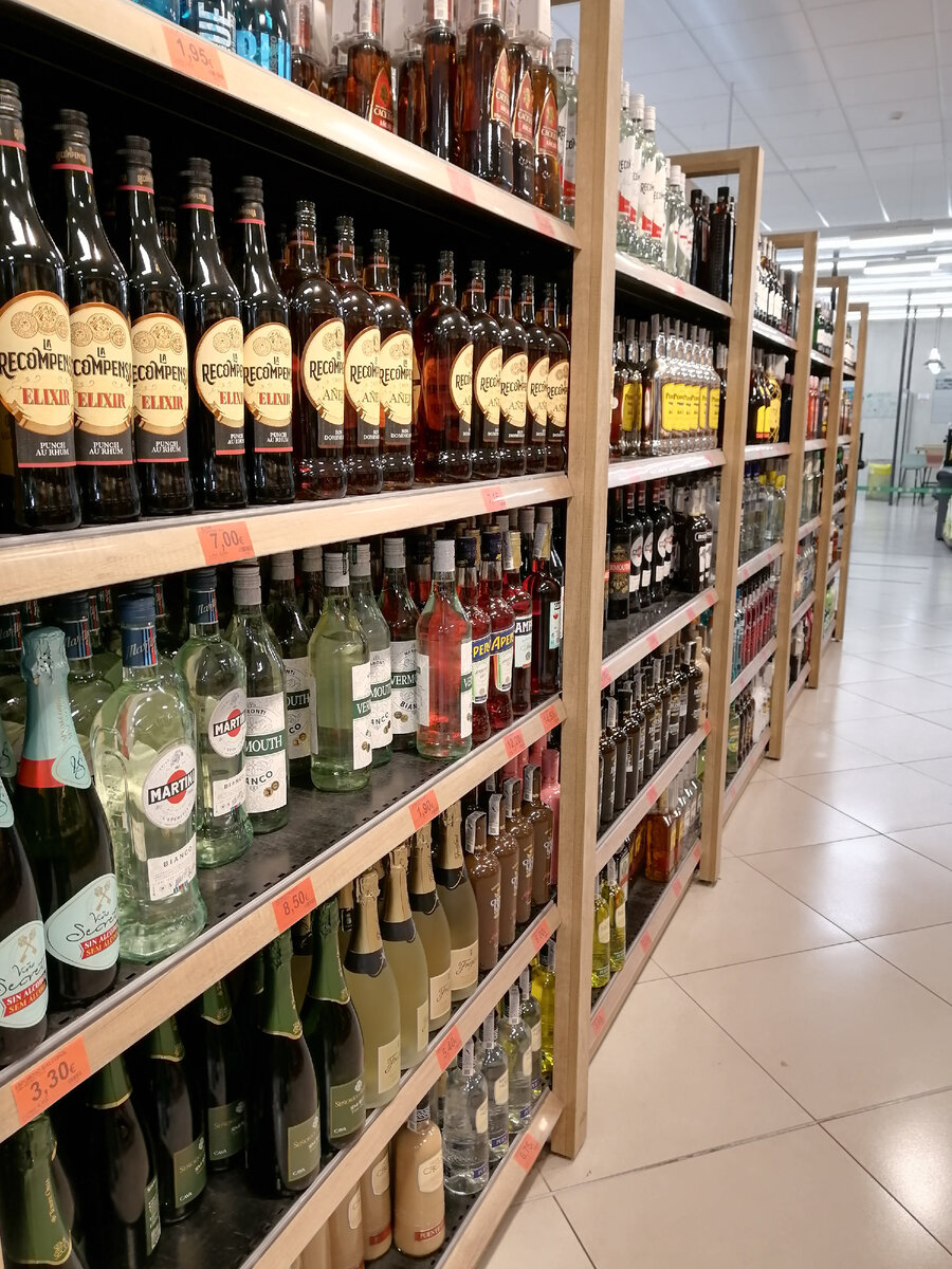 Полка с алкоголем