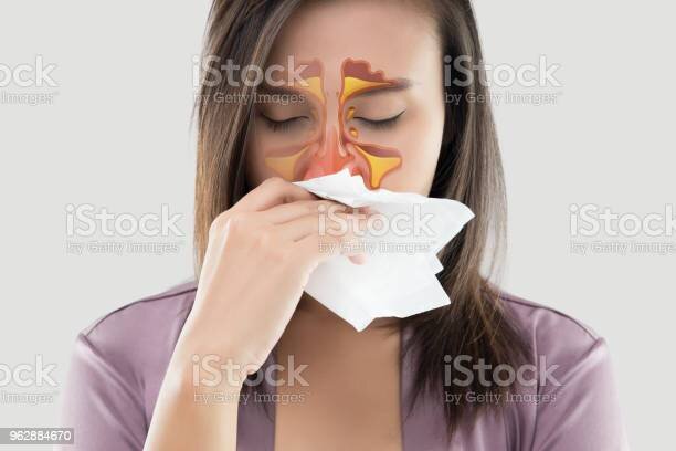 Насморк раздражает и может повлиять на ваше настроение и повседневную жизнь — огромный беспорядок использованных тканей, невозможность попробовать пищу, иногда она может даже закупорить вам уши. В тяжелых случаях вам может быть даже трудно дышать. Итак, как же уменьшить физический дискомфорт, вызванный насморком? Как вылечить насморк, чтобы вы могли быть самим собой?