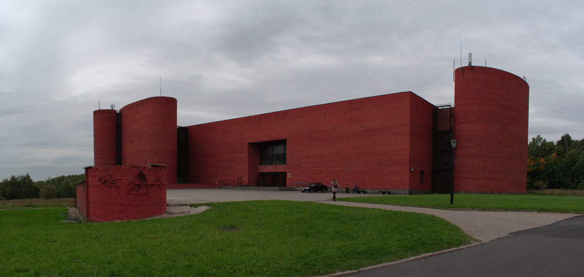 Теперь есть только эта махина, углы которой кажется настолько остры, что можно порезаться, и вход внутрь.