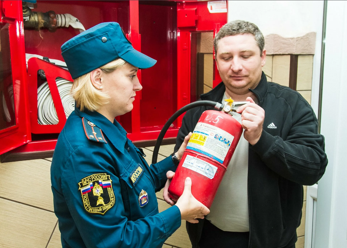 Обучение пожарных. МЧС Омской области. МЧС пожарная безопасность. МЧС 55. Огнетушитель МЧС Россия.