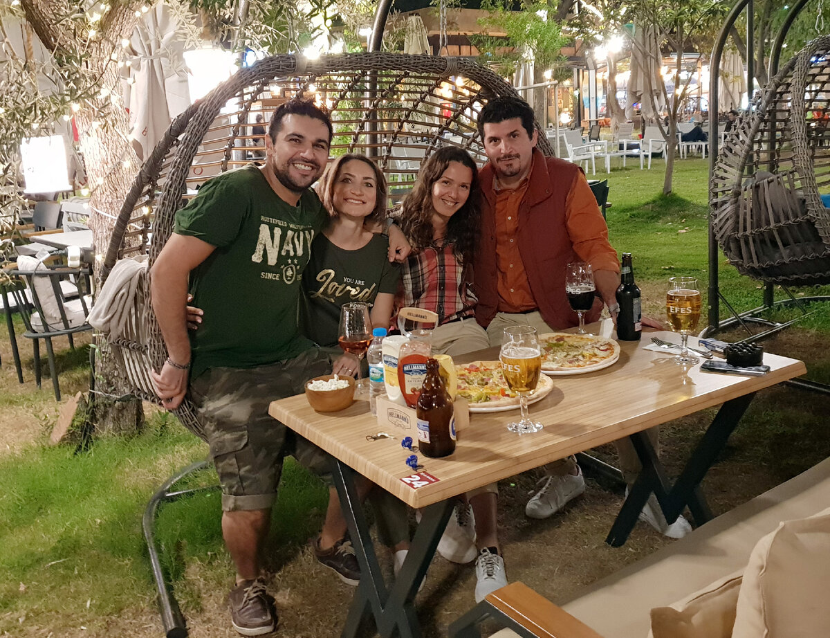 Очень люблю кафе и рестораны на открытом воздухе! Особенно теплыми летними вечерами (с небольшим ветерком когда)