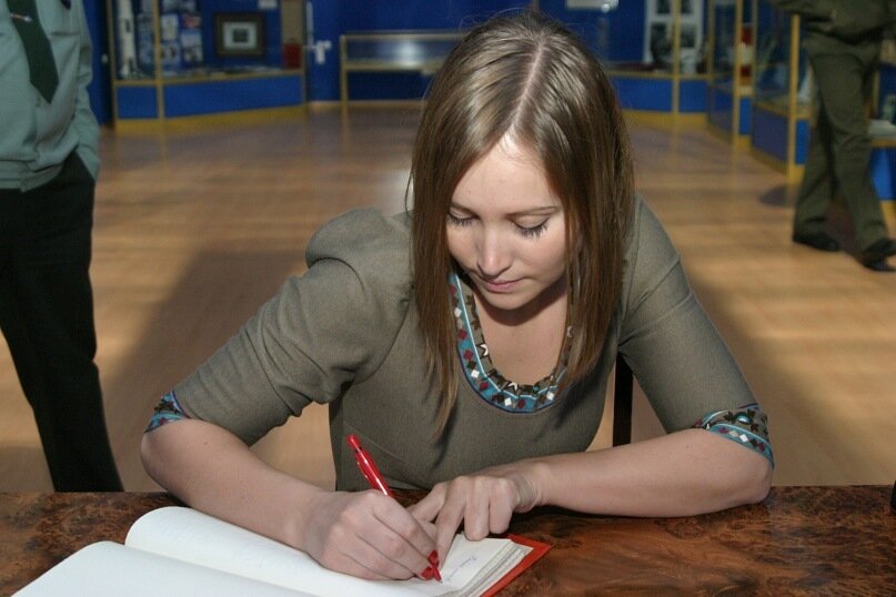 Оставляю памятную запись в книге музея космодрома "Байконур"