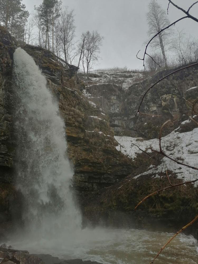 Вода падает с высоты 16.5 метров