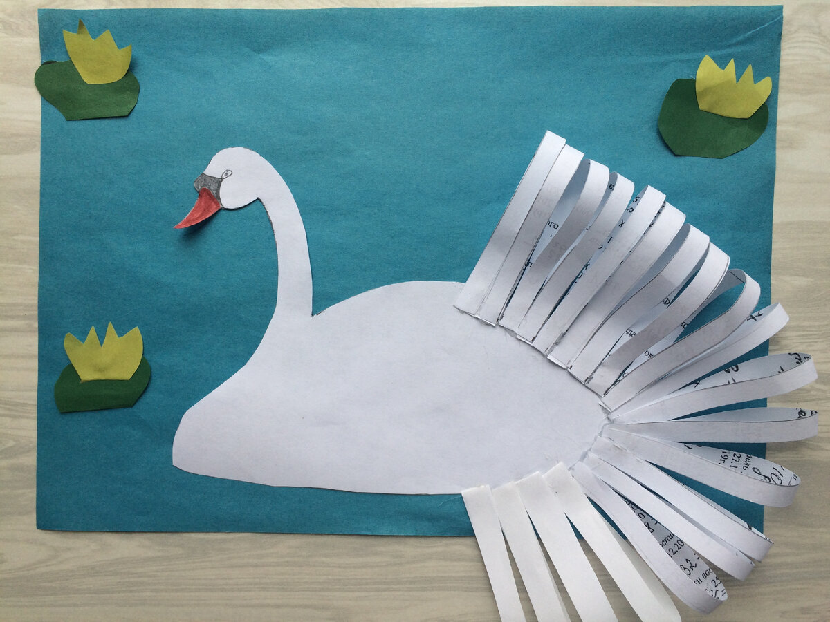 1. Лебедь из бумажных ладошек для детей