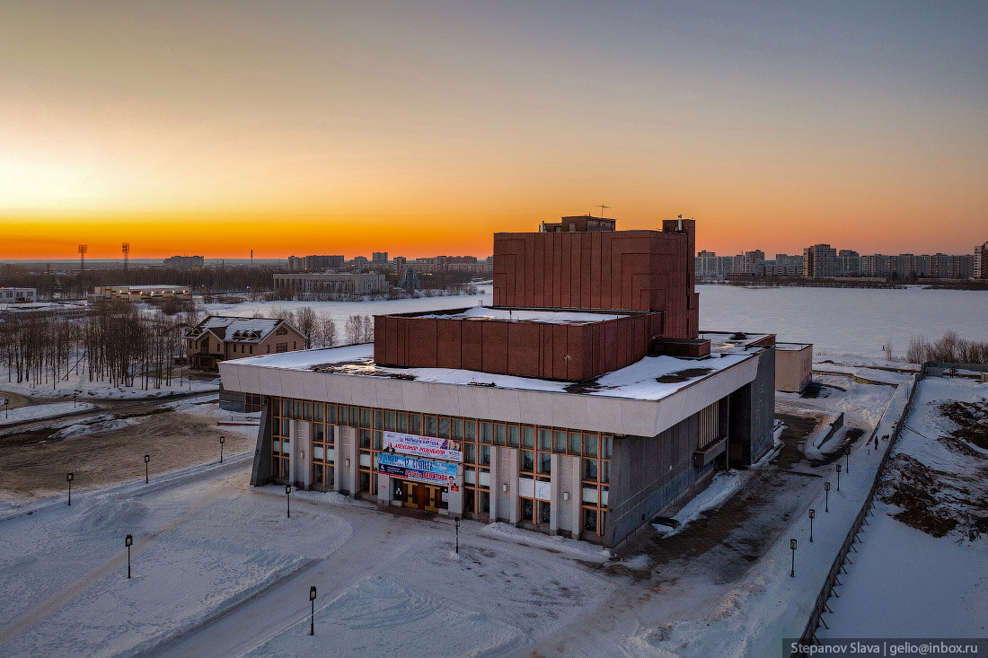 Северодвинский городской. Северодвинск центр. Скамейки Северодвинск драмтеатр. Северодвинск 1970 судостроительный завод. Центр читы с высоты.