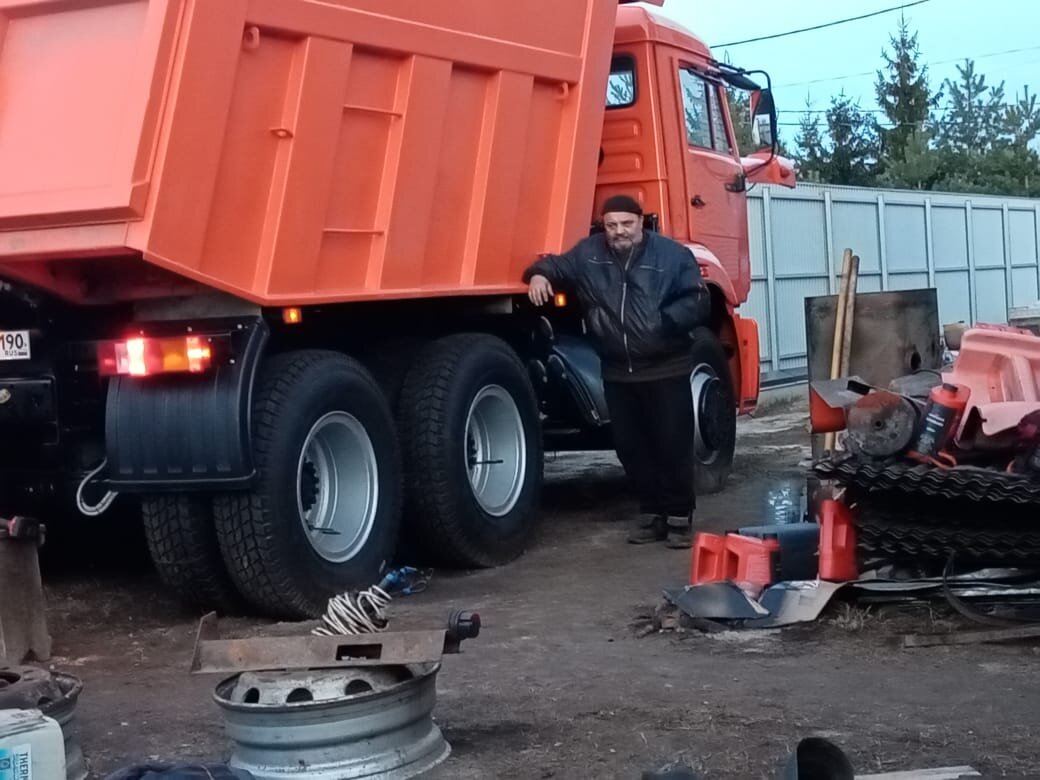 Коля возле своего Кормильца.