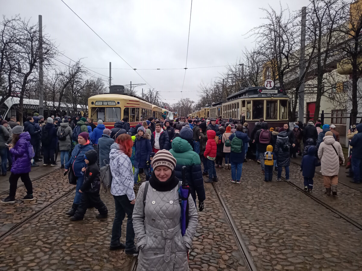Трамваи и люди - так выглядело депо им. Баумана примерно в 12:30. По данным Мосгортранса, парад трамваев посетило около 20 тысяч человек