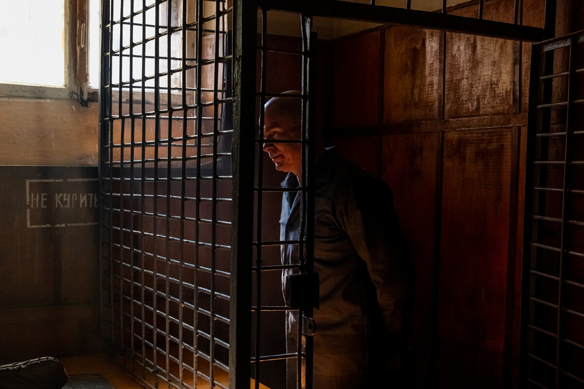 Дмитрий Муляр в роли опасного нацистского преступника Алекса Лютого