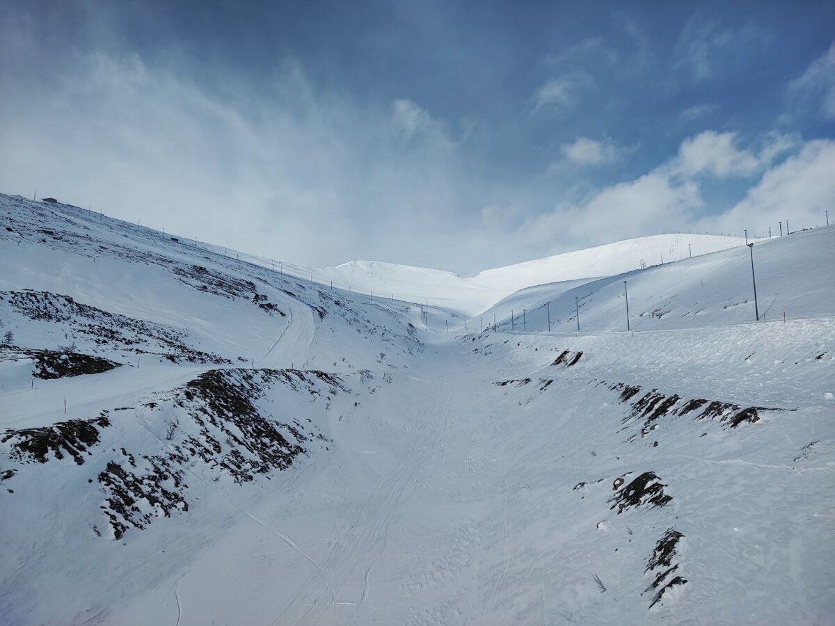 Снял с кресельного подъемника между южным и северным склоном.