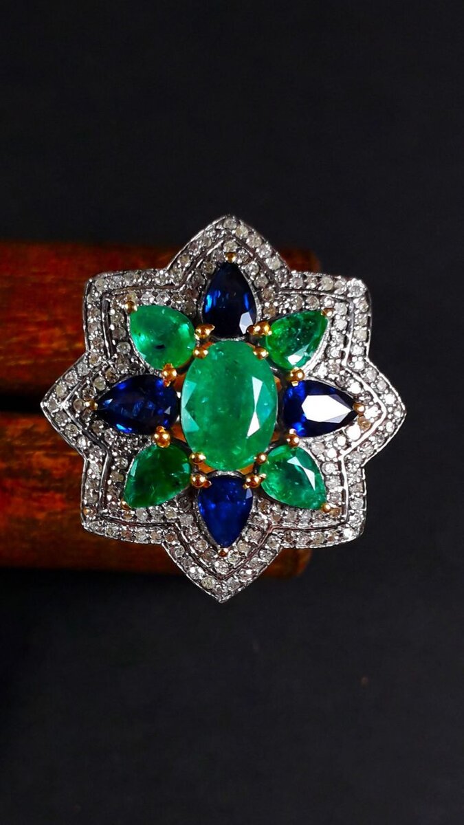 Украшение с изумрудами, сапфирами и бриллиантами. Фото из Интернета 