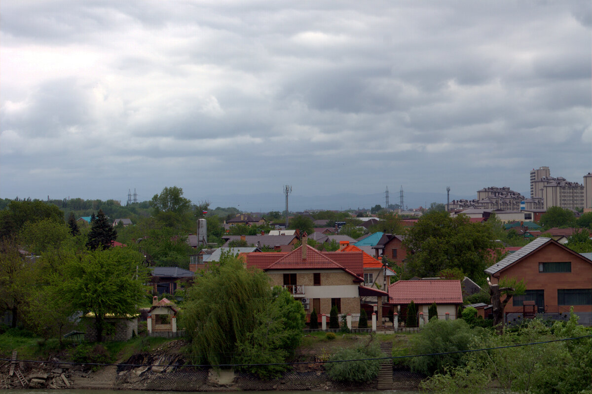 Если присмотреться, то на горизонте можно увидеть горный хребет.