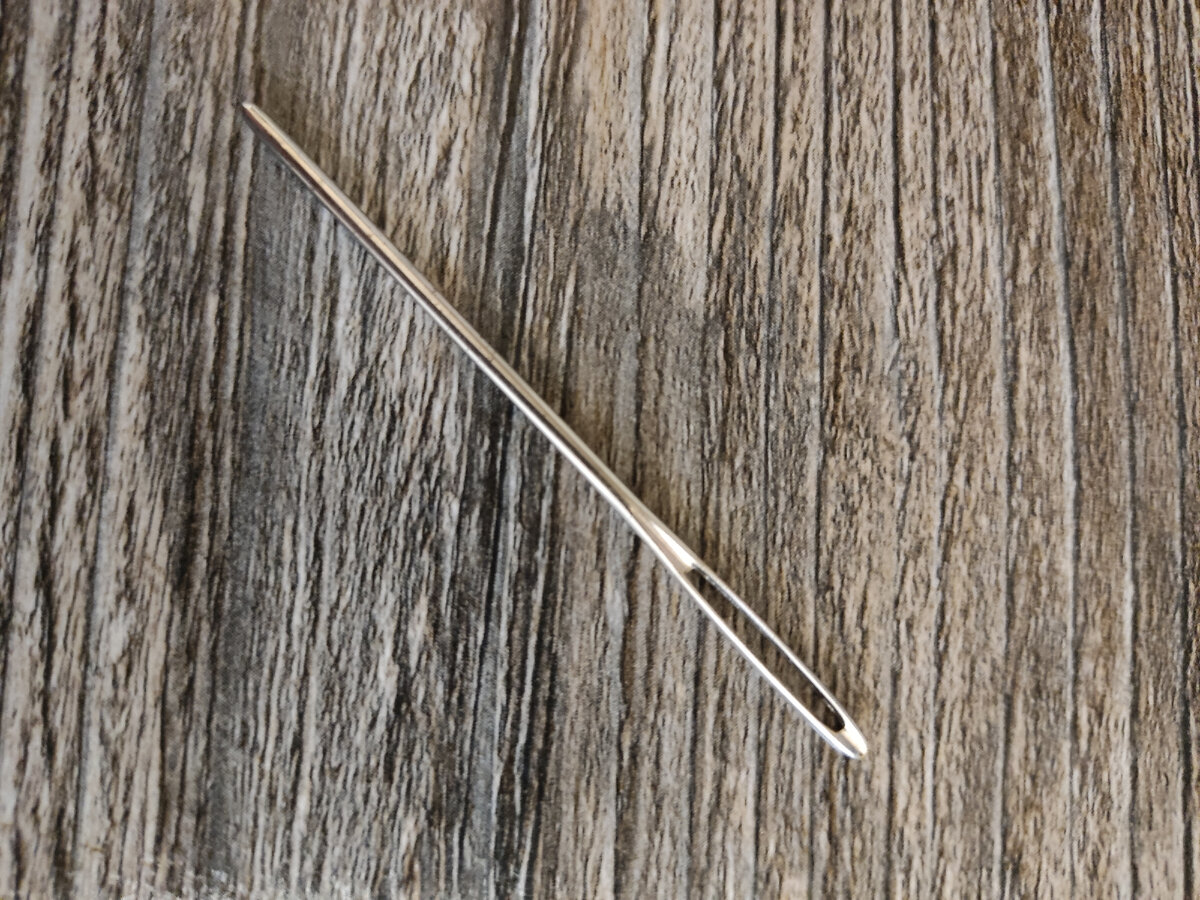 Швейная игла с тупым концом.