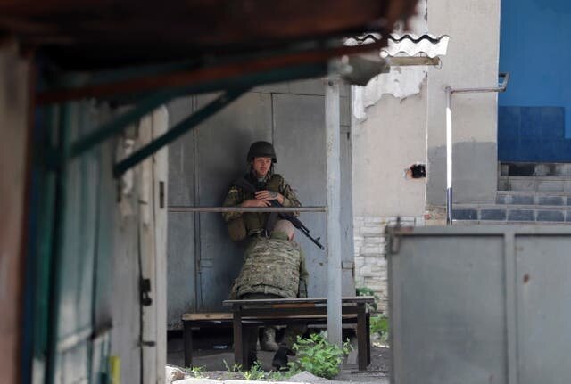 Украинские военные отдыхают во время юоев на Донбассе.