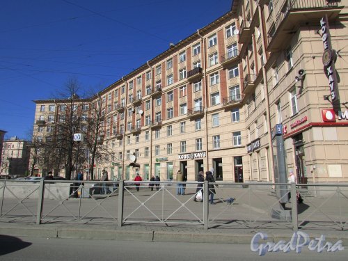 Наш сталинский дом. И даже балкон свой вижу на этом фото. Прямо таки ностальгия! Фото из открытых источников.