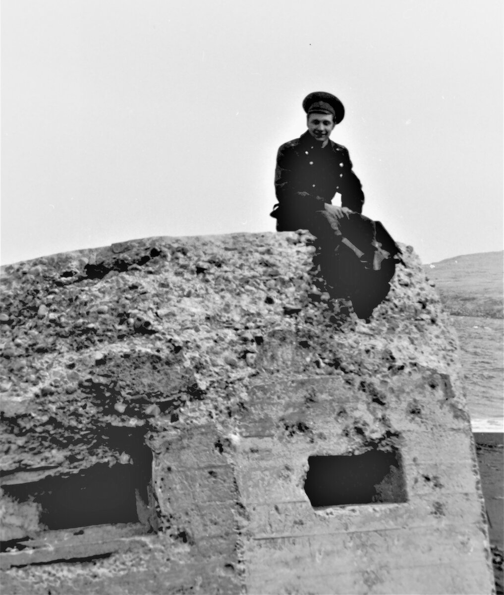 Старый дот на охотской стороне. Его подмыло, он кувырнулся и лег на крышу. Правая амбразура, когда-то была повернута на Охотское море и вокруг нее видны следы пуль. Стрелять могли только с моря. Думаю, сейчас, этот ДОТ весь ушел в песок.