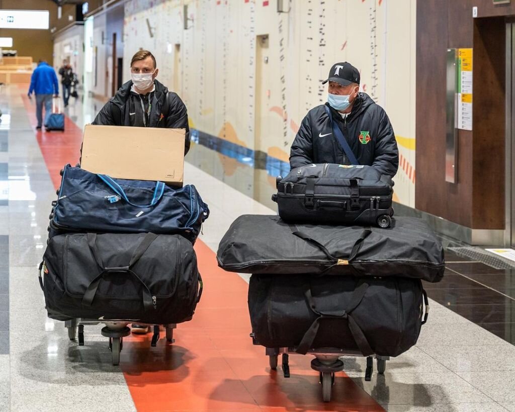 Александр Николаев и Александр Капитонович Петров перед вылетом на сборы в Турцию, январь 2022