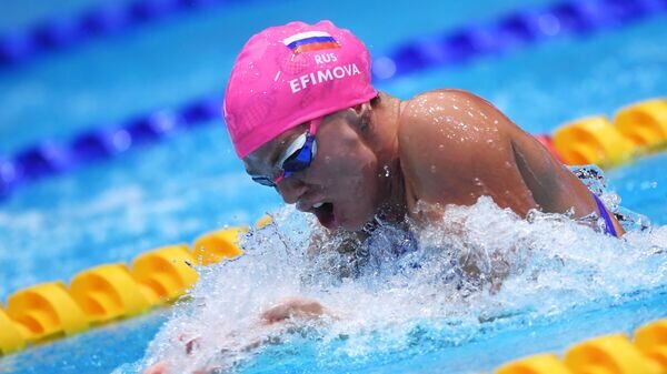    Юлия Ефимова (Россия) в финальном заплыве на 50 метров брассом среди женщин на IV этапе Кубка мира по плаванию в Казани.© РИА Новости / Максим Богодвид