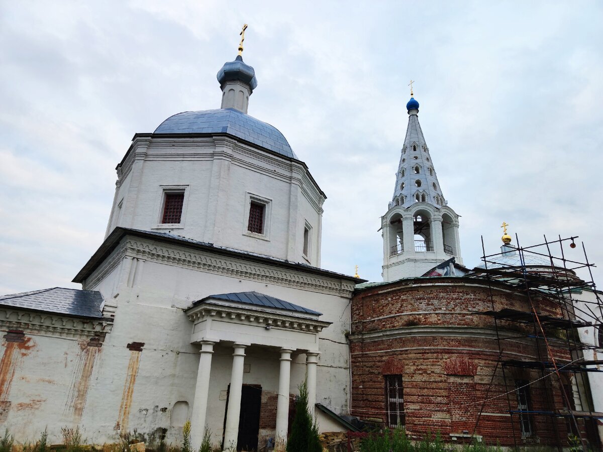 В то время собор находился на реставрации. Как сейчас — не знаю.